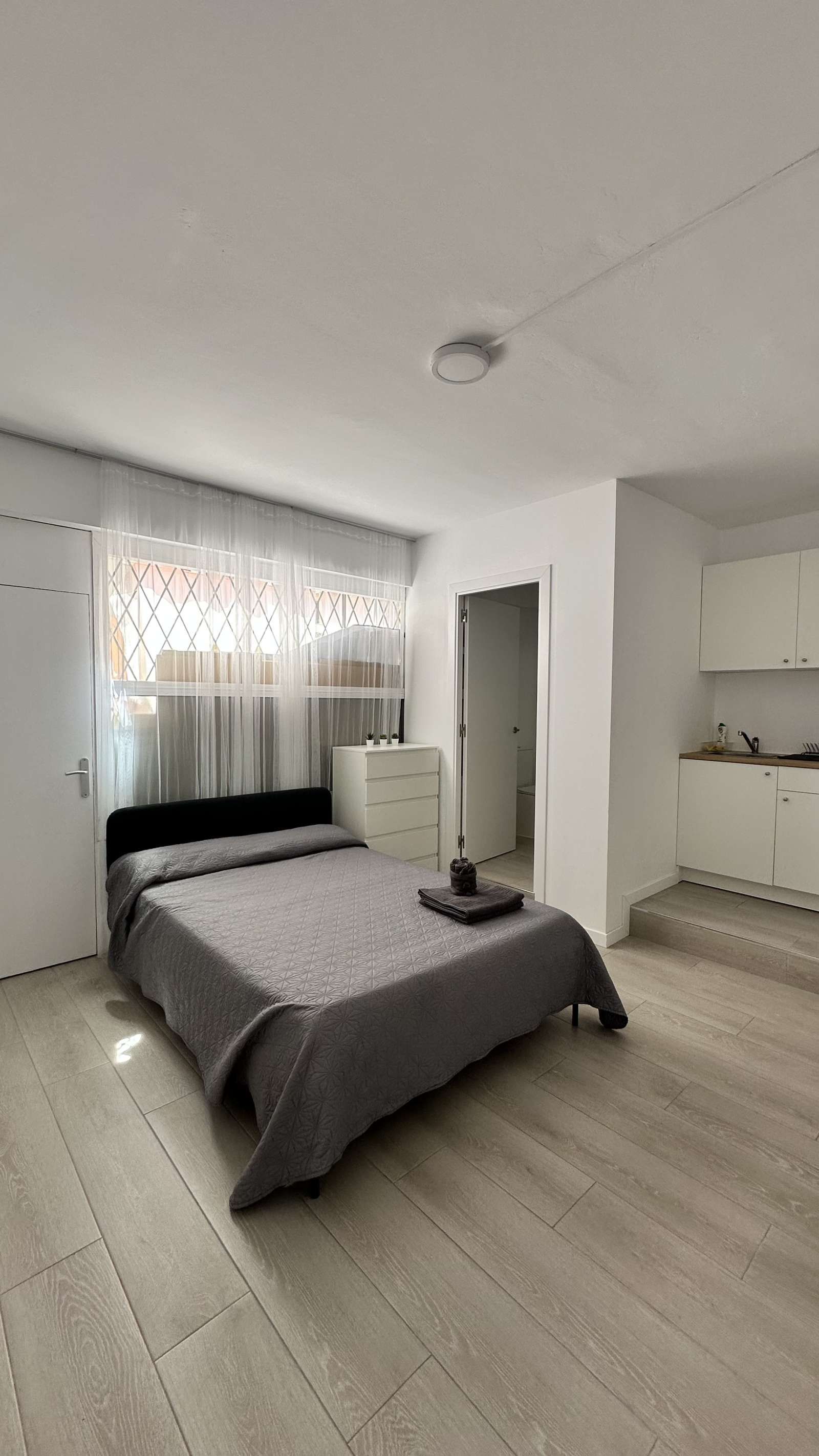 Bedroom of Study to share in  Barcelona Capital  with Air Conditioner, Heating and Terrace