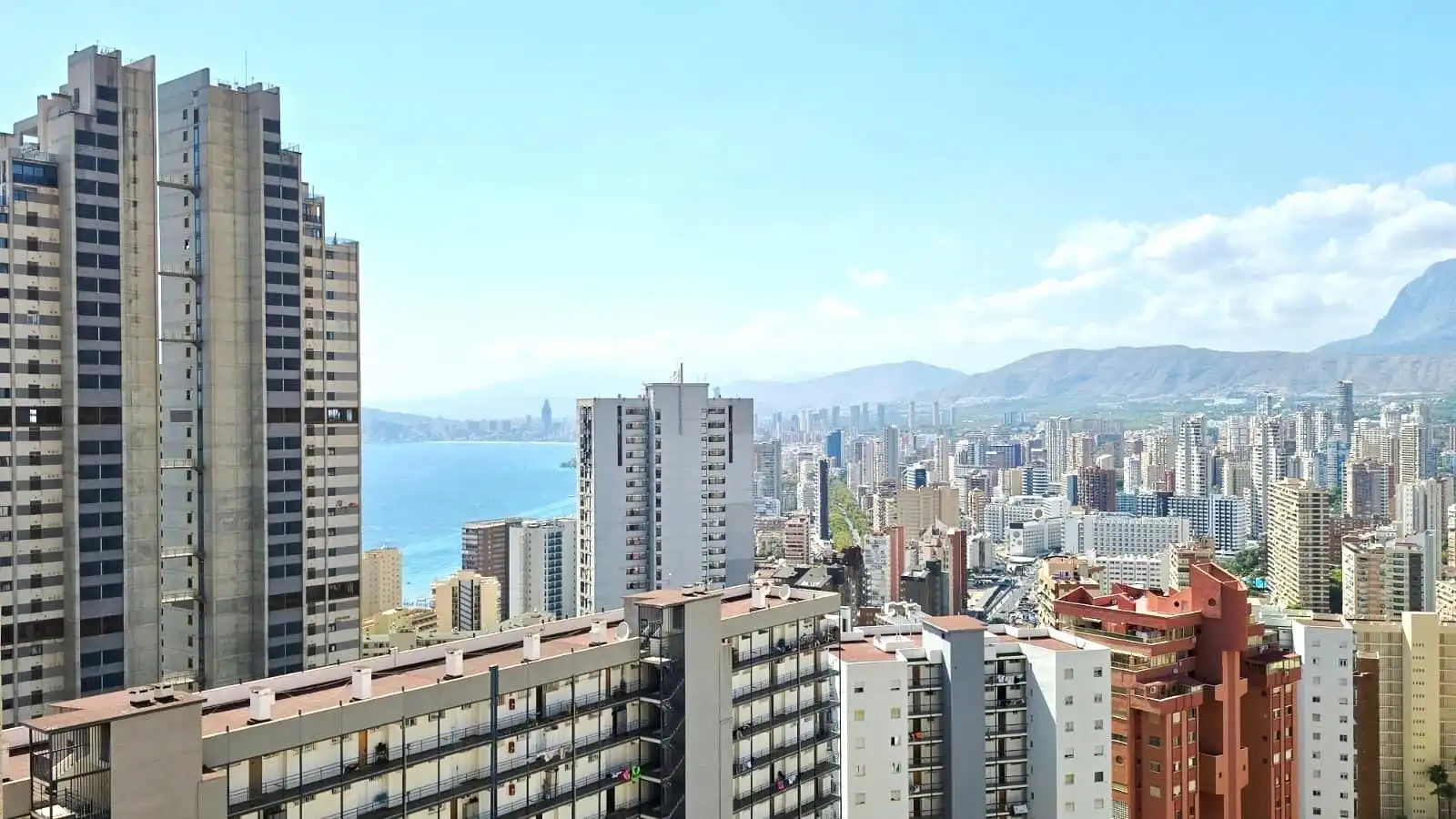 Vista exterior de Àtic en venda en Benidorm amb Piscina comunitària