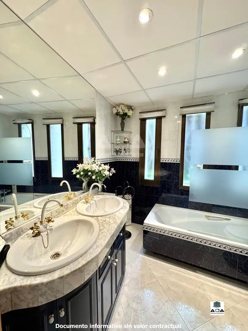 Baño de Casa o chalet en venta en Poyales del Hoyo con Aire acondicionado, Calefacción y Jardín privado