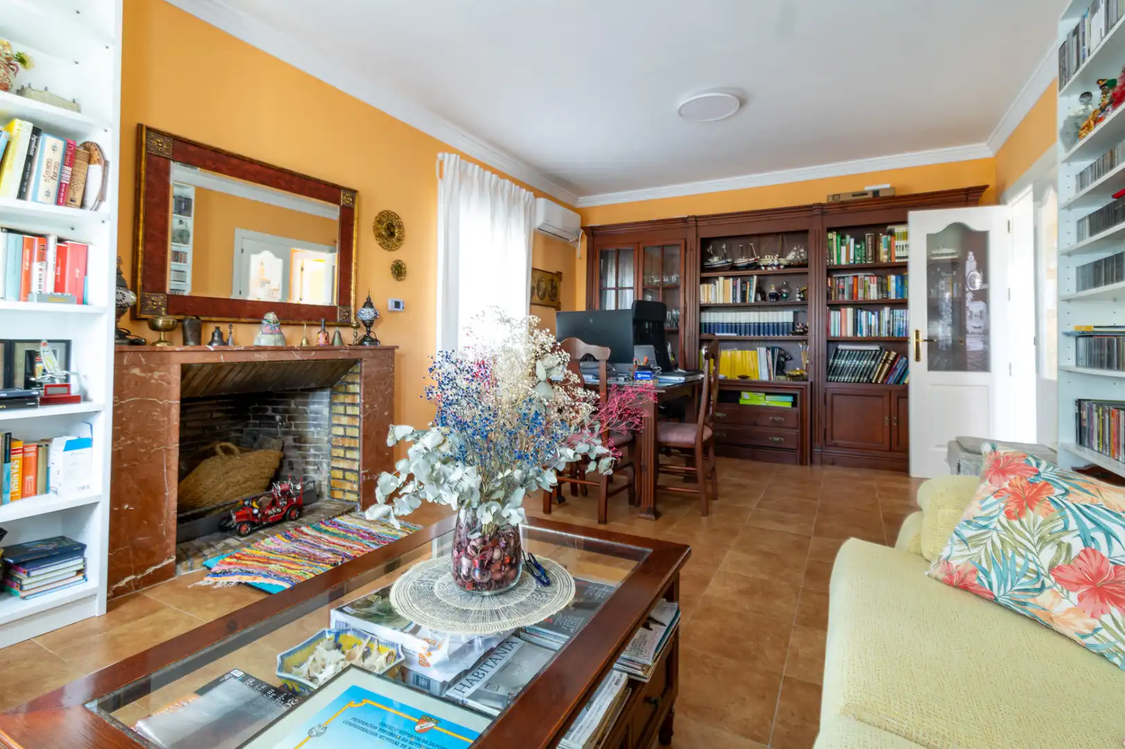 Sala de estar de Casa o chalet en venta en Bollullos de la Mitación con Aire acondicionado, Calefacción y Jardín privado