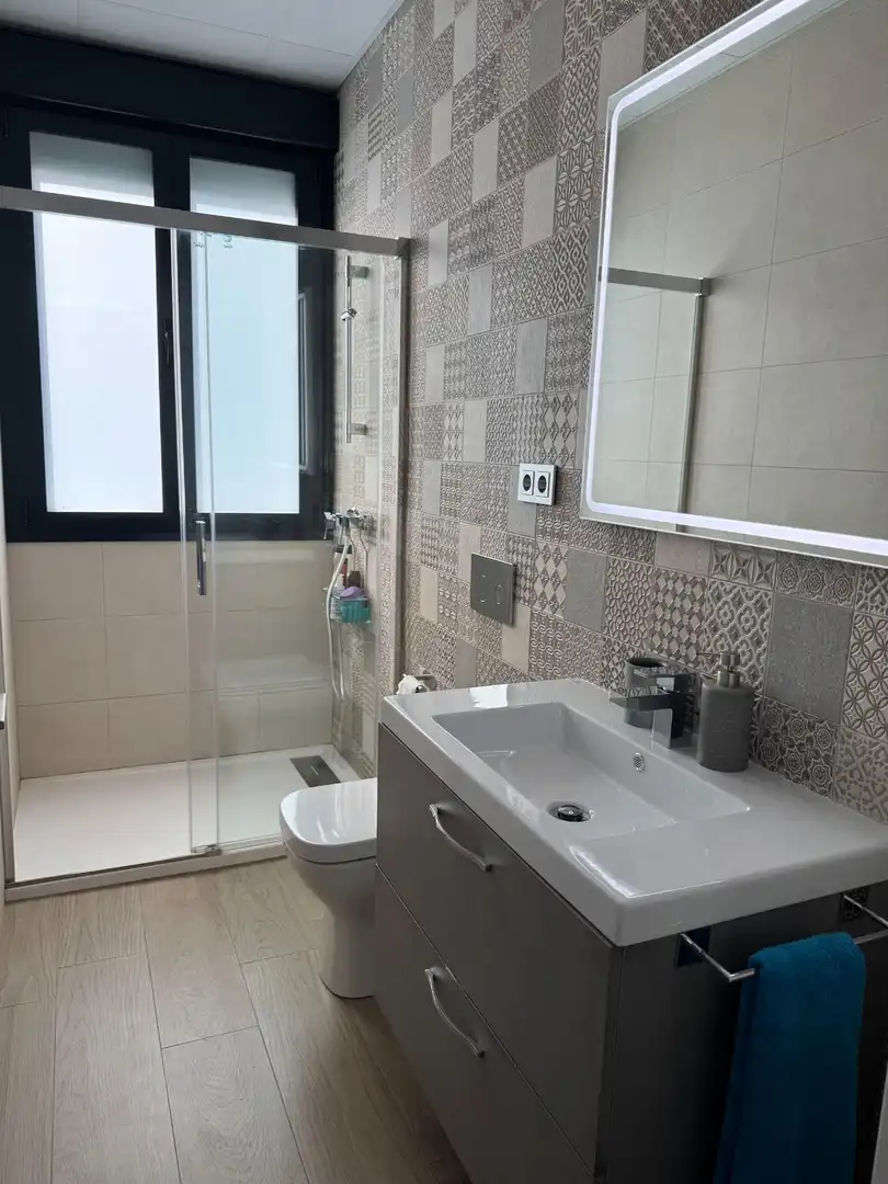 Bany de Casa adosada en venda en Dos Hermanas amb Aire condicionat, Calefacció i Jardí privat