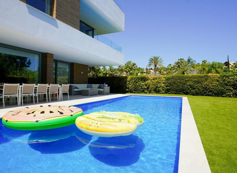 Swimming pool of House or chalet to rent in Estepona  with Air Conditioner, Heating and Private garden