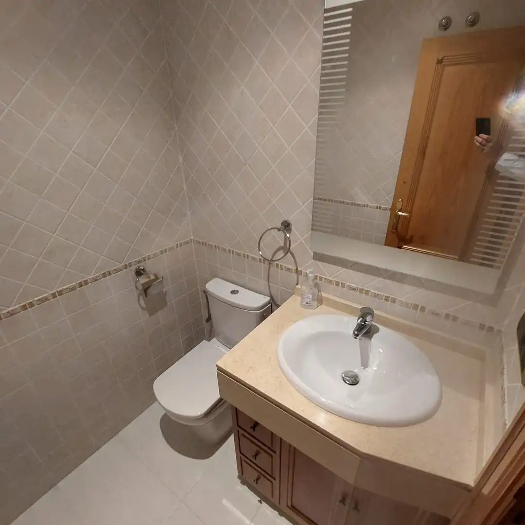 Badezimmer von Wohnung zur Miete in Vigo  mit Heizung, Parkett und Abstellraum
