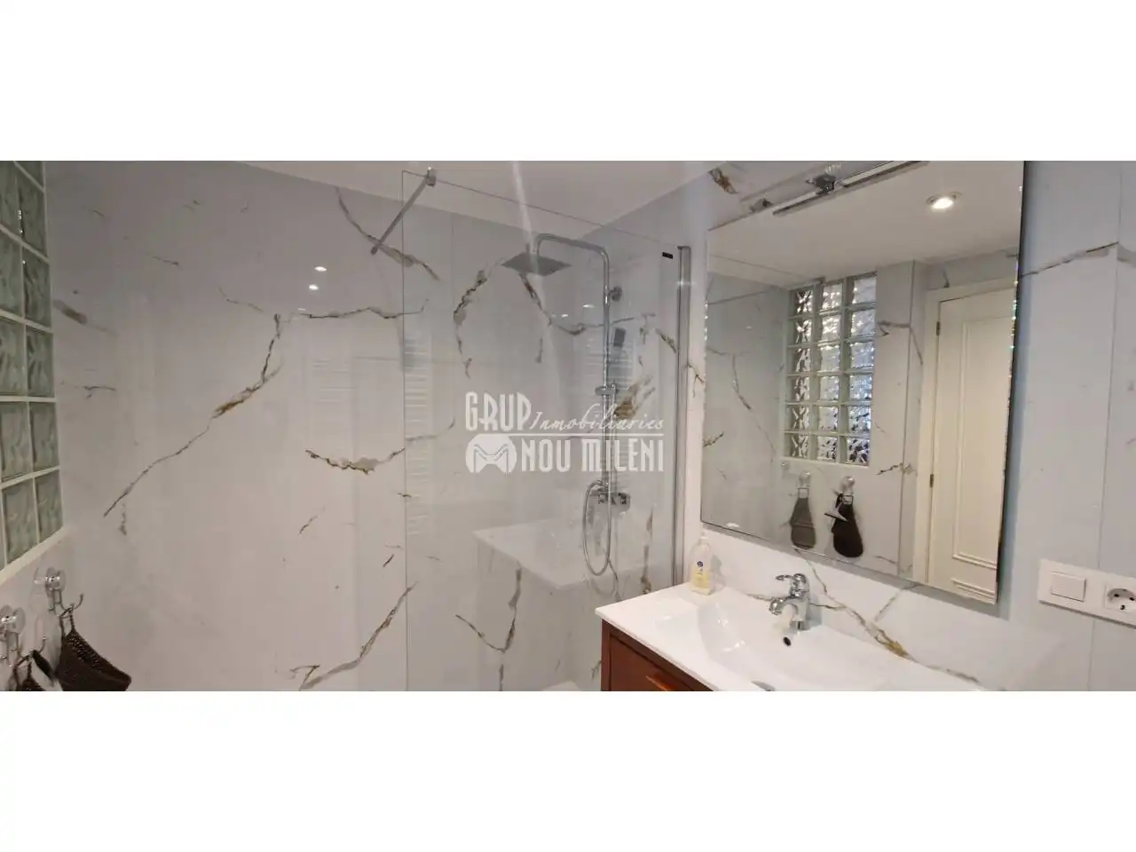 Bany de Dúplex de lloguer en Valencia amb Aire condicionat, Jardí privat i Parquet