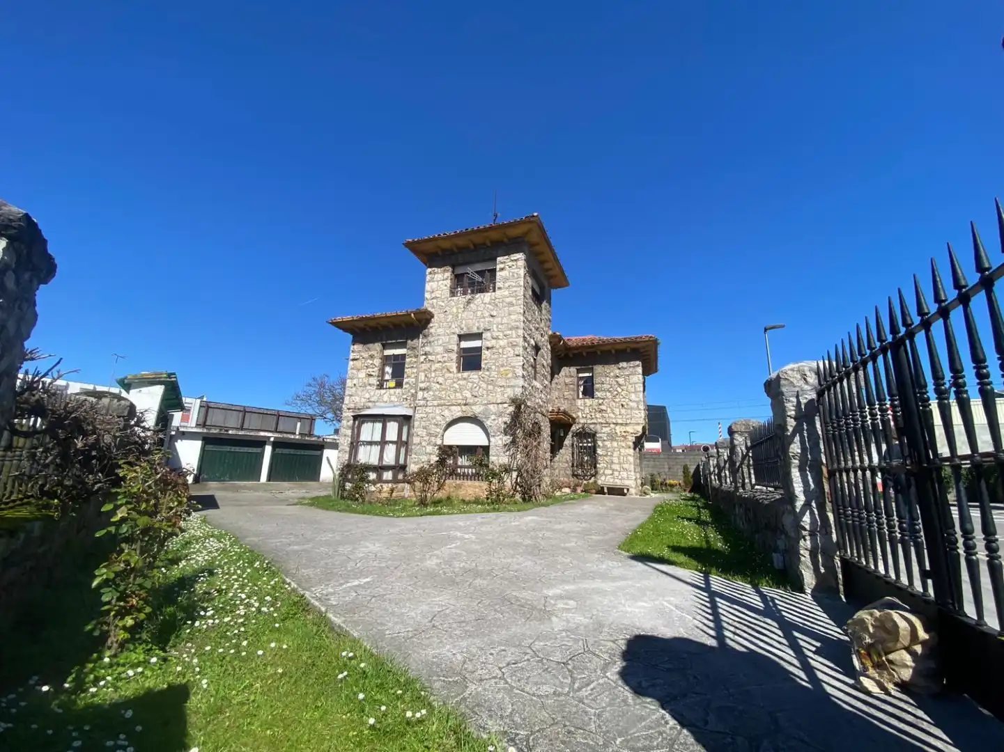 Vista exterior de Casa o chalet en venta en Torrelavega  con Calefacción, Trastero y Balcón