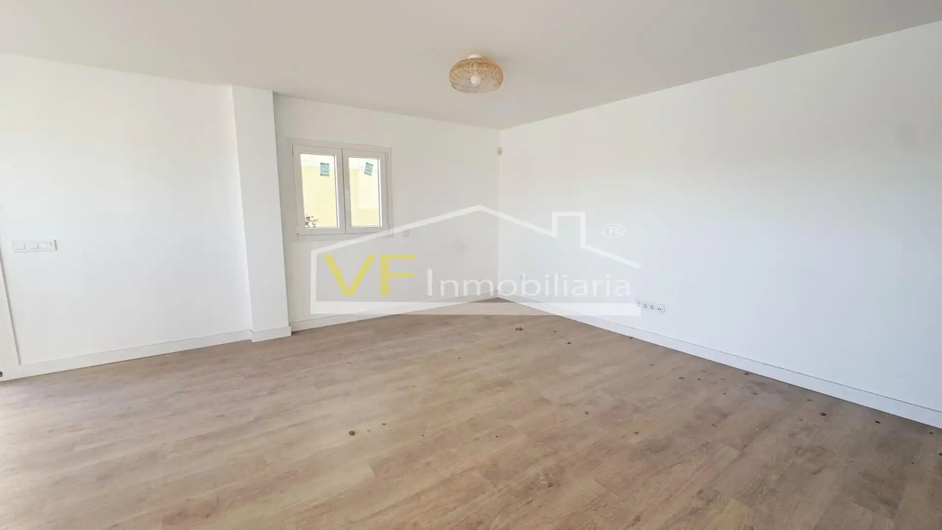 Sala d'estar de Dúplex en venda en Torremolinos amb Jardí privat, Terrassa i Traster