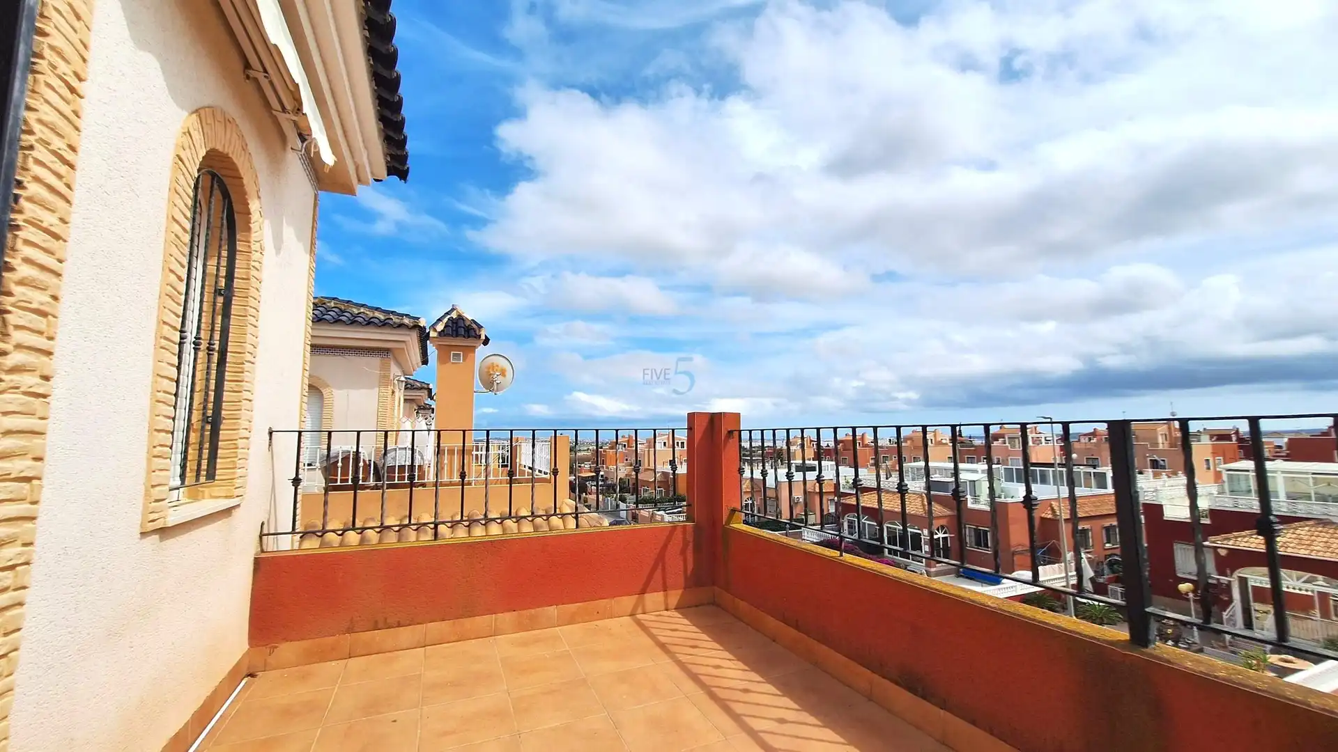 Casa con terraza en venta en Los Montesinos, imagen 3