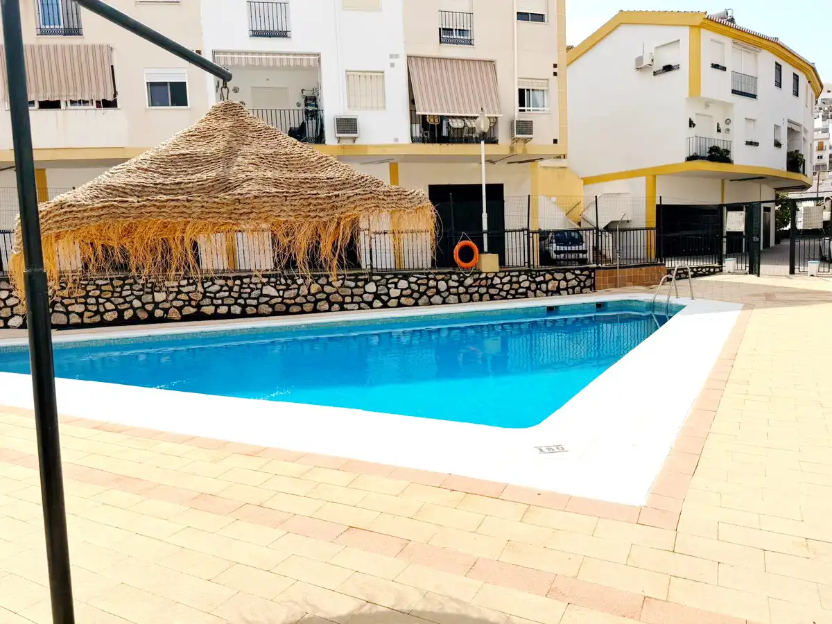 Schwimmbecken von Einfamilien-Reihenhaus zur Miete in Almuñécar mit Möbliert