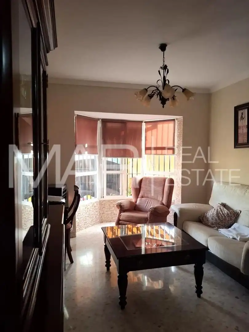 Vista exterior de Casa adosada en venta en Chiclana de la Frontera con Aire acondicionado y Balcón