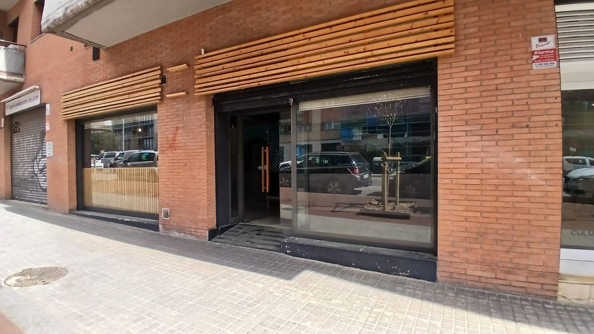 Vista exterior de Local en venda en Sabadell amb Aire condicionat i Moblat