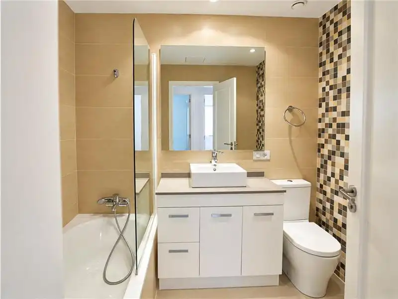 Baño de Piso de alquiler en  Palma de Mallorca con Aire acondicionado, Terraza y Piscina comunitaria