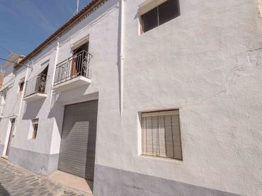 Adossat amb balcó en venda a Calle Iglesia 5