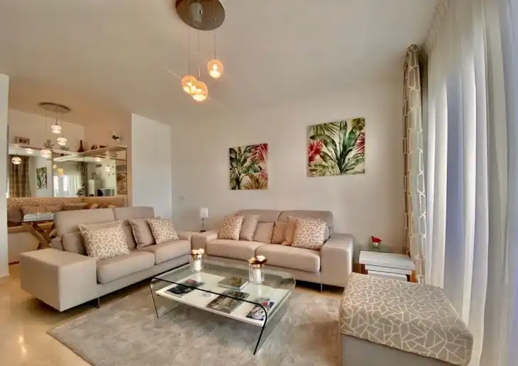 Sala d'estar de Dúplex en venda en Marbella amb Aire condicionat, Calefacció i Parquet