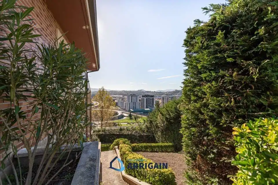 Vista exterior de Casa adosada en venda en Donostia - San Sebastián  amb Calefacció, Jardí privat i Terrassa