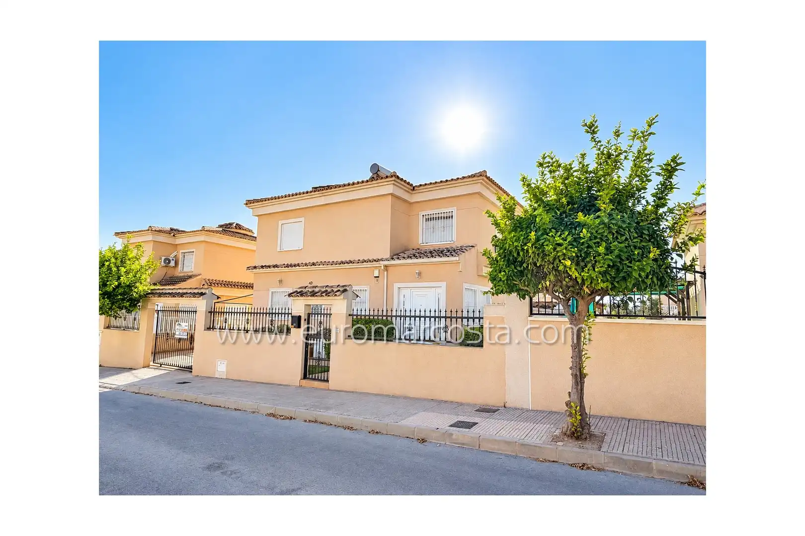Chalet con piscina en venta en Calle Helsinki