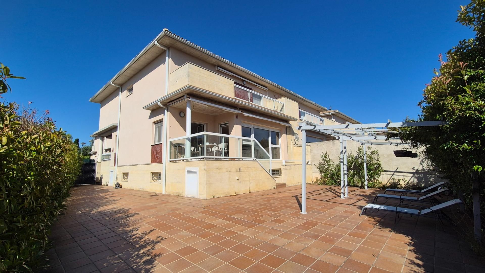 Vista exterior de Casa adosada en venda en Cizur amb Calefacció, Jardí privat i Parquet