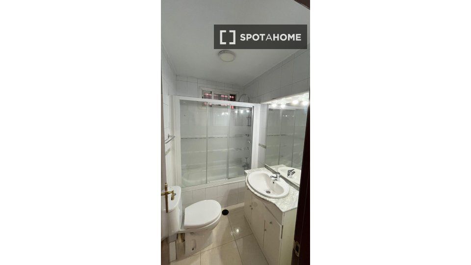 Bathroom of Flat for rent in  Madrid Capital  with Air Conditioner, Heating and Furnished