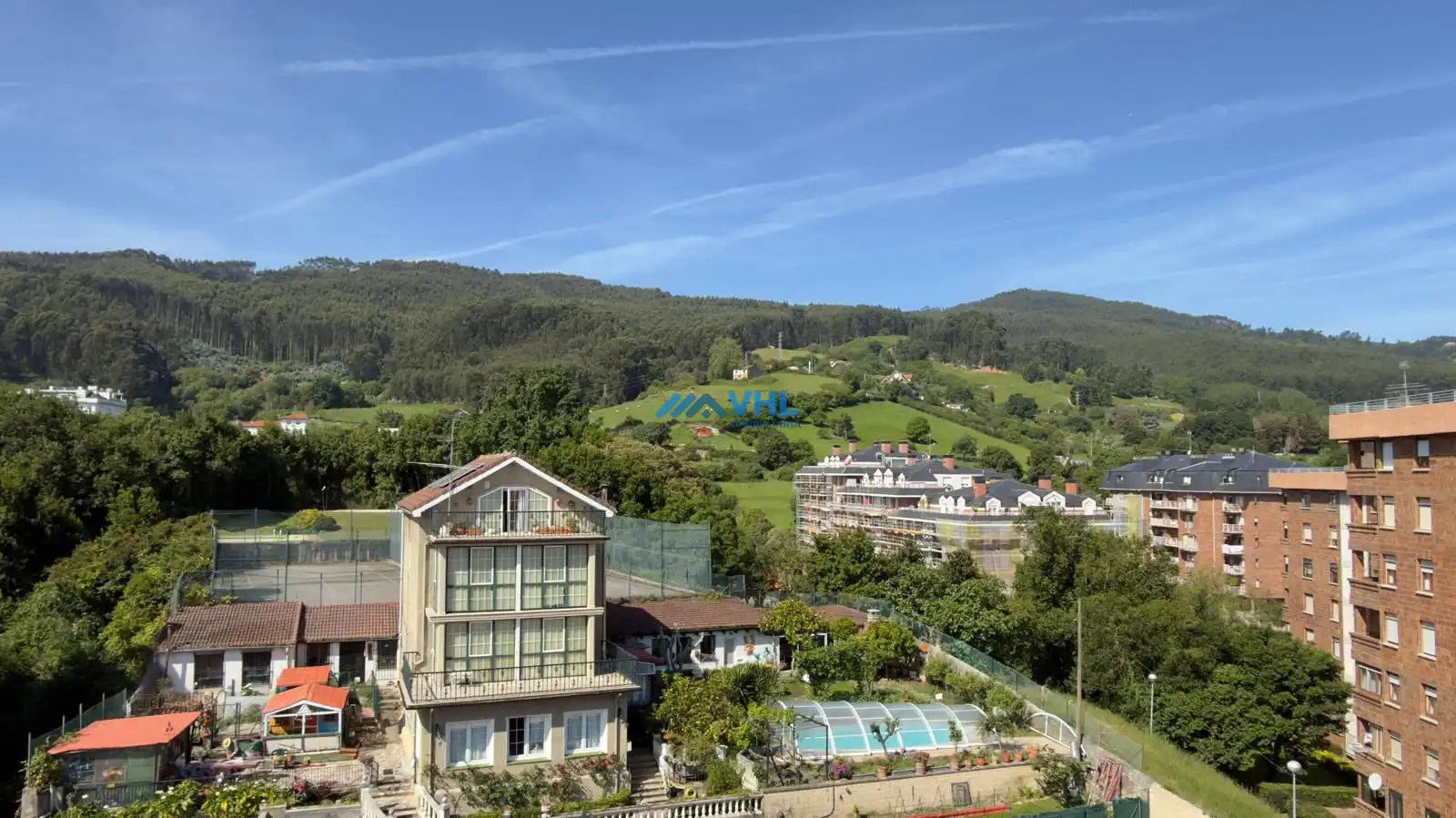 Außenansicht von Wohnung zum Verkauf in Castro-Urdiales mit Klimaanlage, Heizung und Terrasse