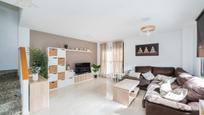 Sala d'estar de Casa adosada en venda en Cubas de la Sagra amb Aire condicionat i Piscina