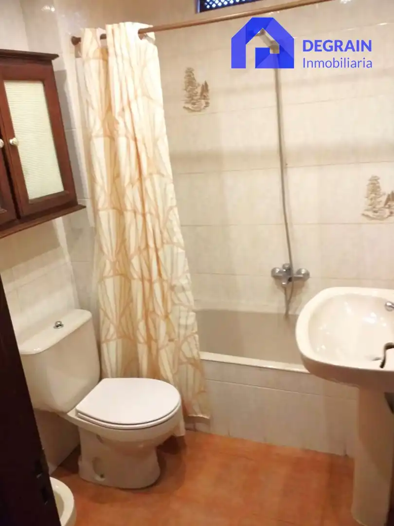Baño de Piso de alquiler en Oviedo  con Amueblado