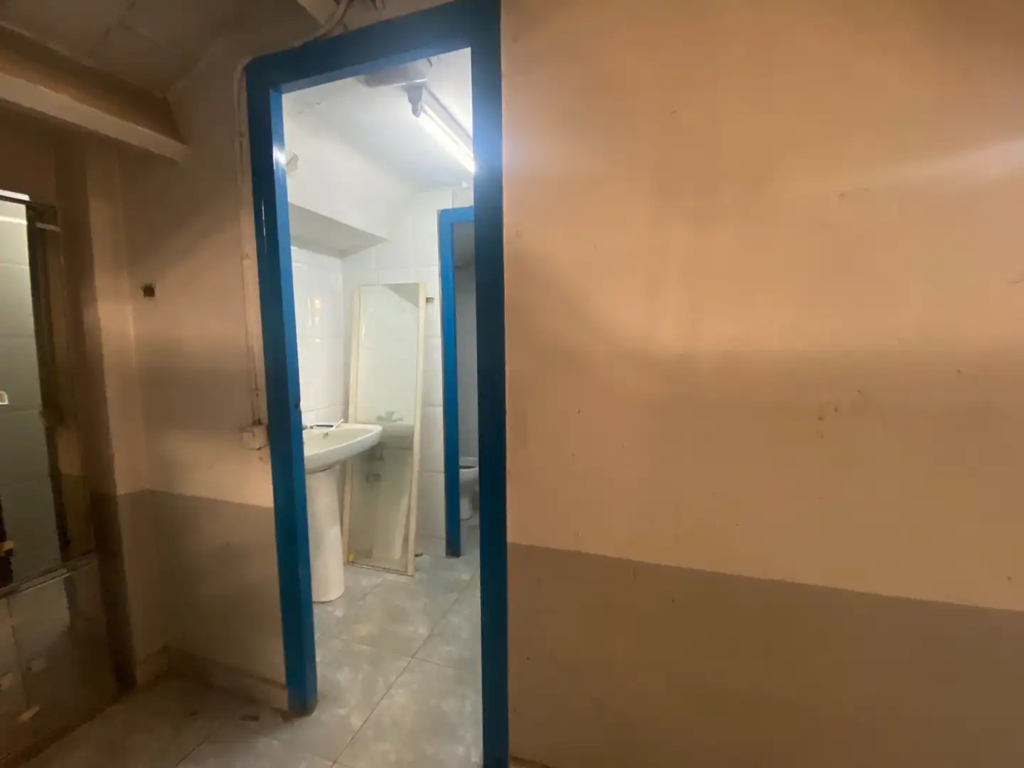 Baño de Nave industrial en venta en Cornellà de Llobregat con Calefacción y Alarma