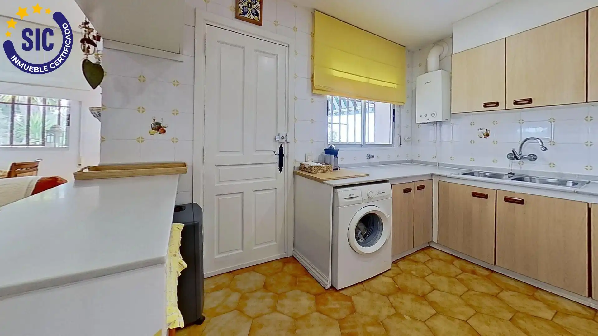 Cuina de Casa o xalet en venda en Chiva amb Jardí privat, Terrassa i Traster