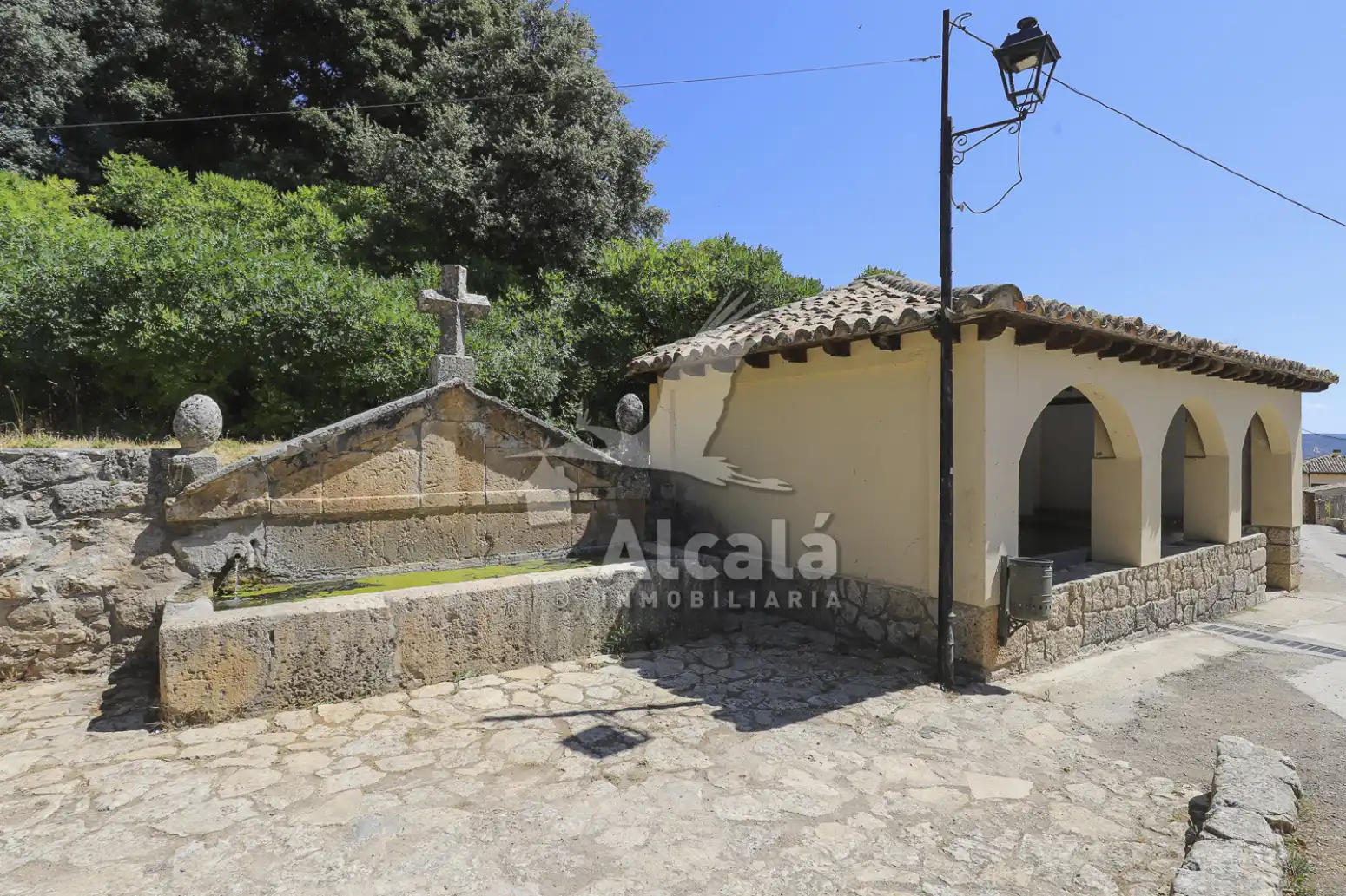 Vista exterior de Casa adosada en venda en Alocén amb Calefacció