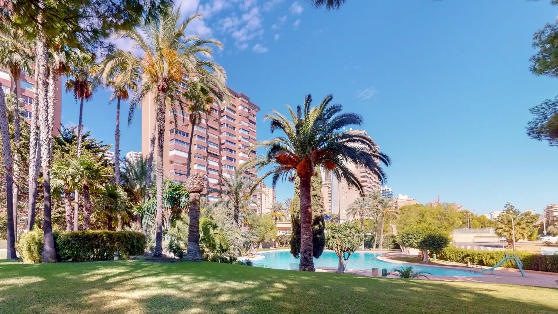 Vista exterior de Piso en venta en Benidorm con Piscina, Amueblado y Piscina comunitaria