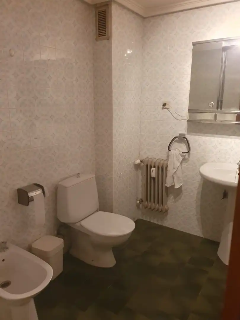 Badezimmer von Wohnung zum Verkauf in León Capital  mit Heizung, Parkett und Terrasse