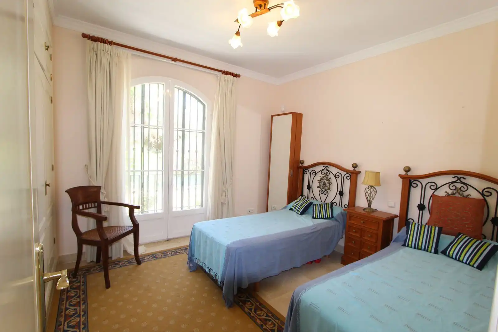 Dormitori de Casa adosada en venda en Marbella amb Terrassa, Moblat i Piscina comunitària