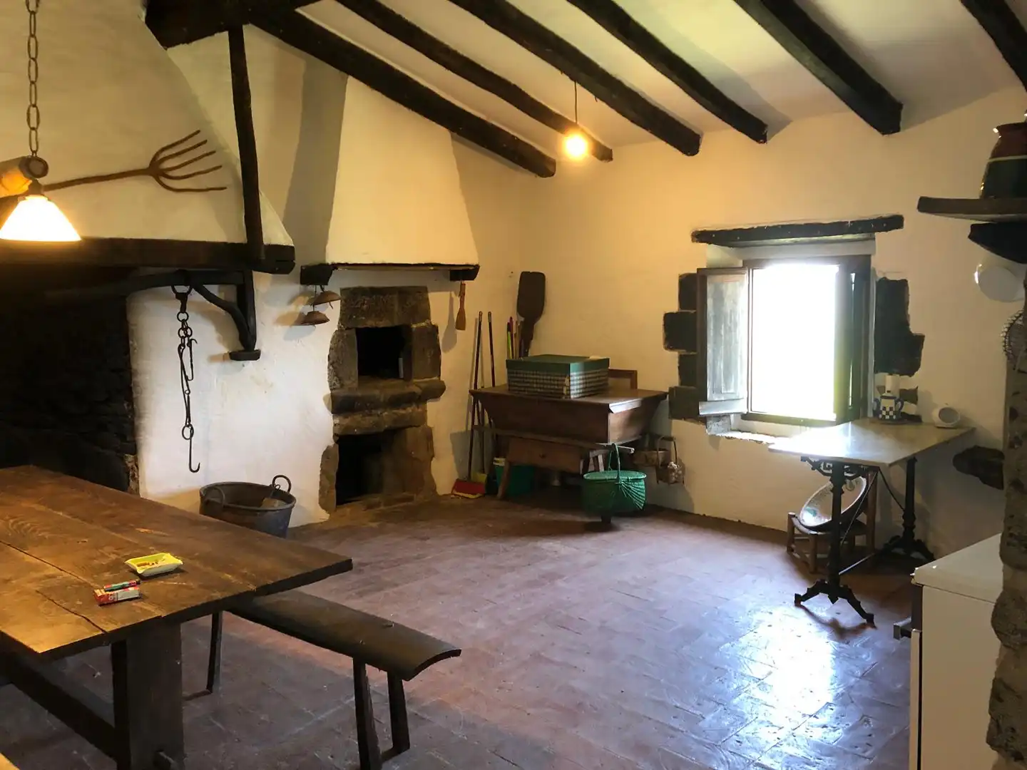 Cocina de Finca rústica en venta en Olot con Aire acondicionado, Calefacción y Jardín privado