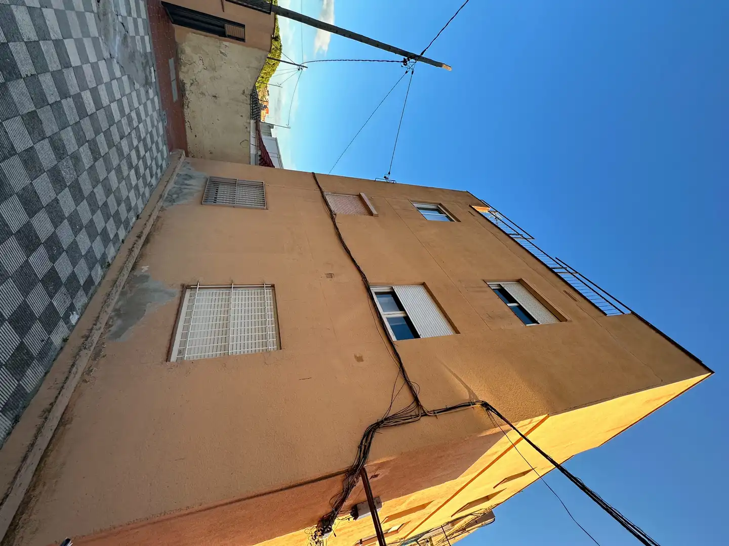Vista exterior de Pis en venda en Santa Coloma de Gramenet amb Terrassa i Balcó