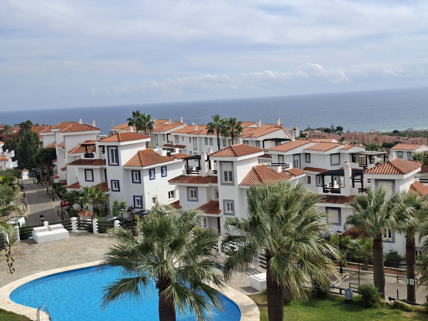 Vista exterior de Dúplex en venda en Manilva amb Calefacció, Terrassa i Piscina comunitària