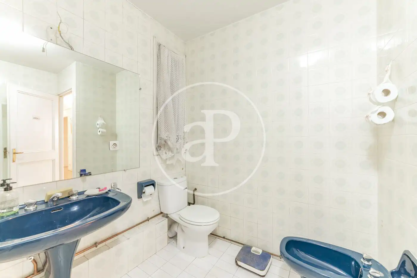 Baño de Piso en venta en Madrid con Calefacción, Terraza y Trastero