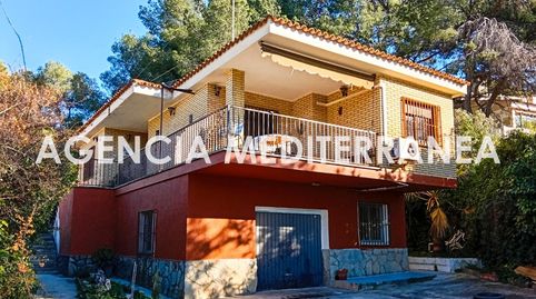 Descubre este chalet con muchas posibilidades, en la tranquila y residencial urbanización de La Cañada!
