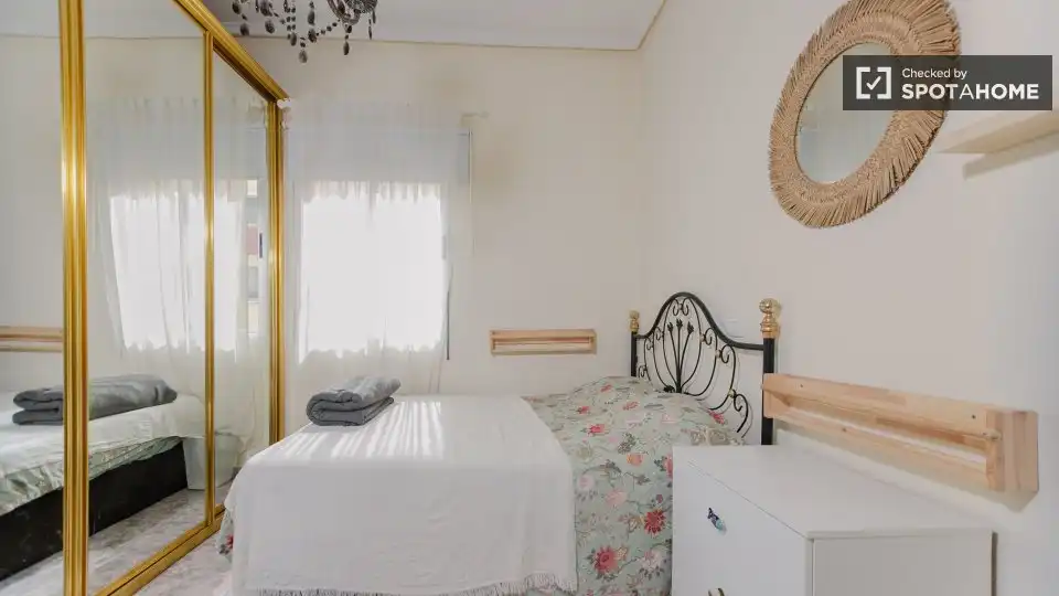 Habitación de Piso de alquiler en Valencia con Aire acondicionado, Calefacción y Amueblado