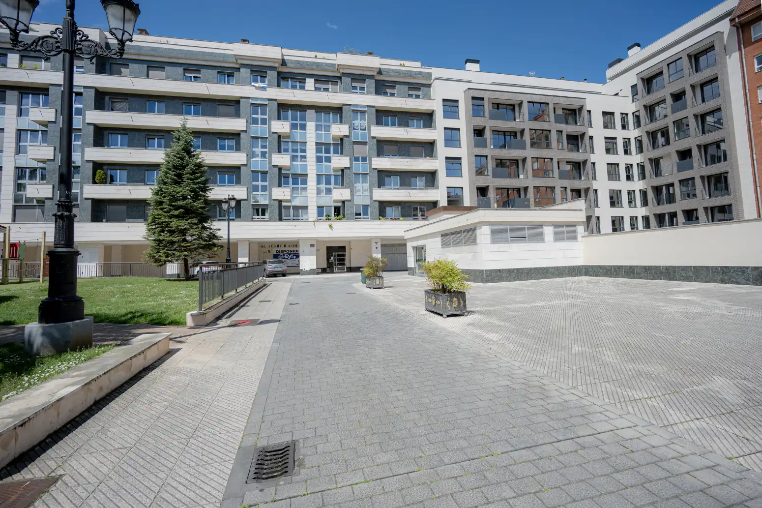 Außenansicht von Wohnung zum Verkauf in Oviedo  mit Heizung, Privatgarten und Abstellraum