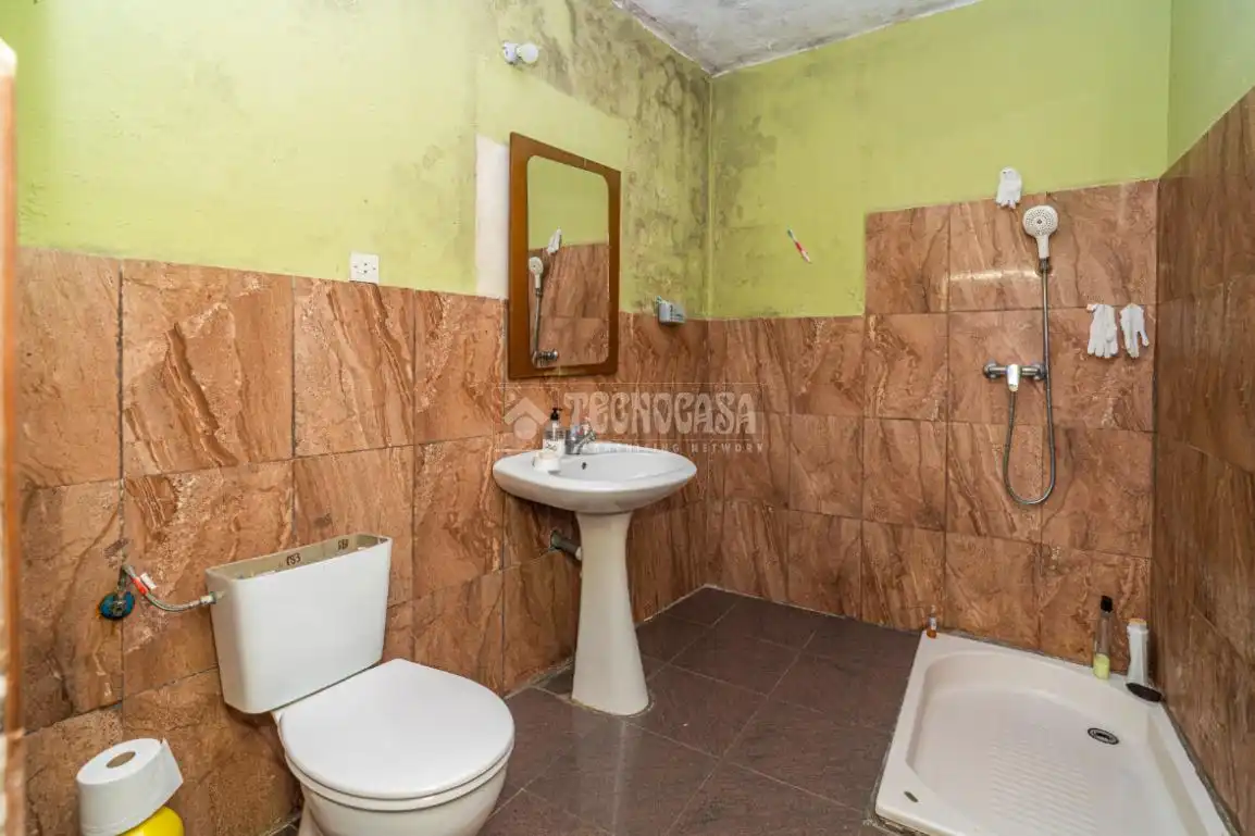 Bany de Casa adosada en venda en Linares amb Aire condicionat i Terrassa