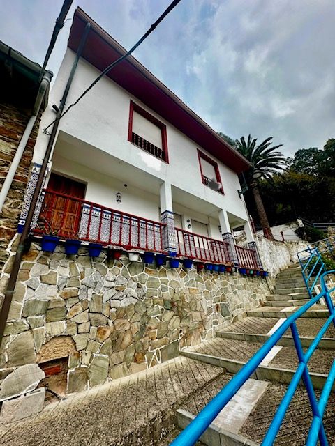 Vista exterior de Casa adosada en venda en Cudillero amb Jardí privat, Terrassa i Traster