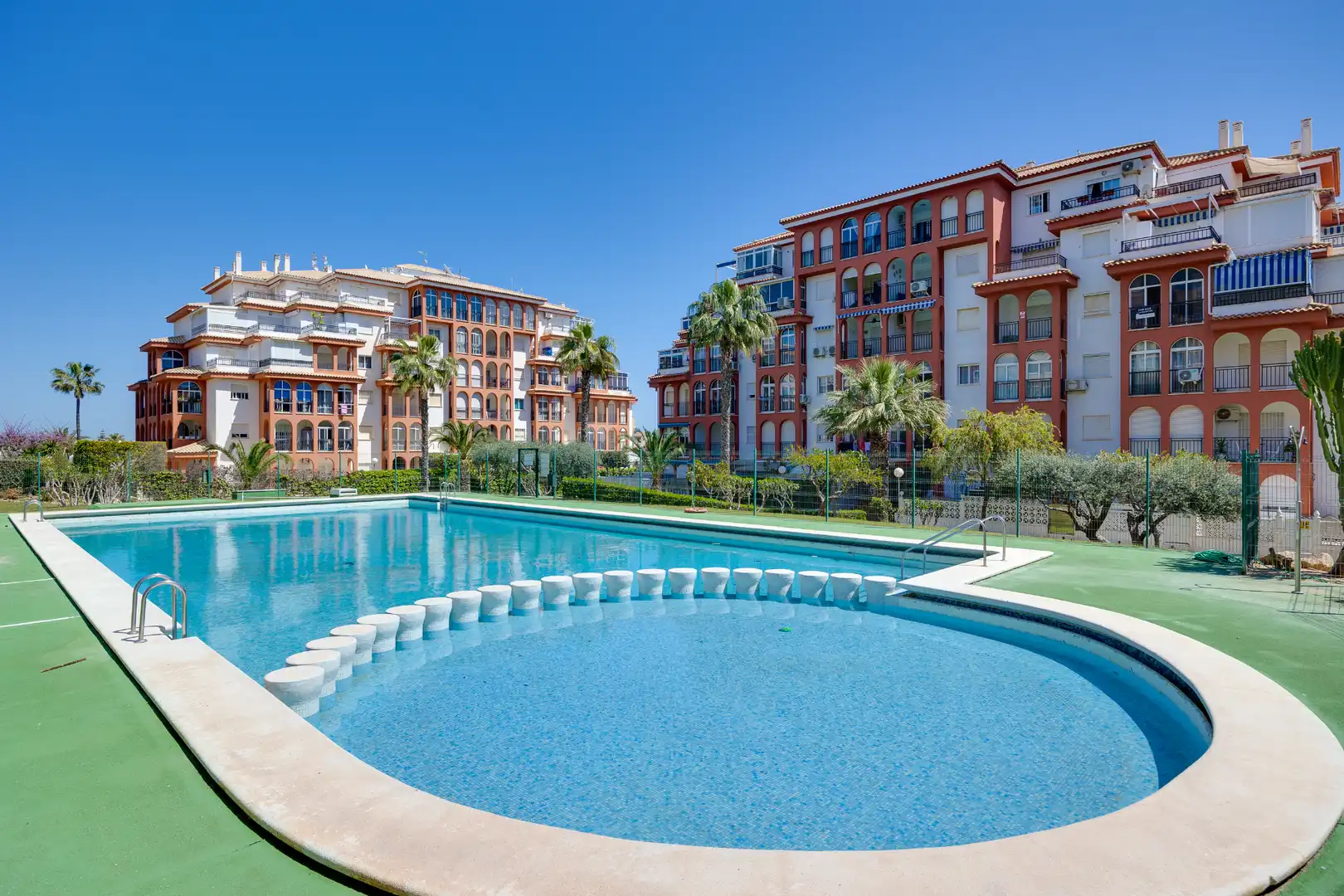 Swimming pool of Flat for sale in Torrevieja  with Air Conditioner, Terrace and Balcony