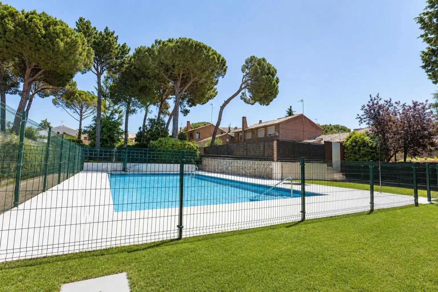 Piscina de Casa adosada en venda en Galapagar amb Calefacció, Jardí privat i Piscina comunitària