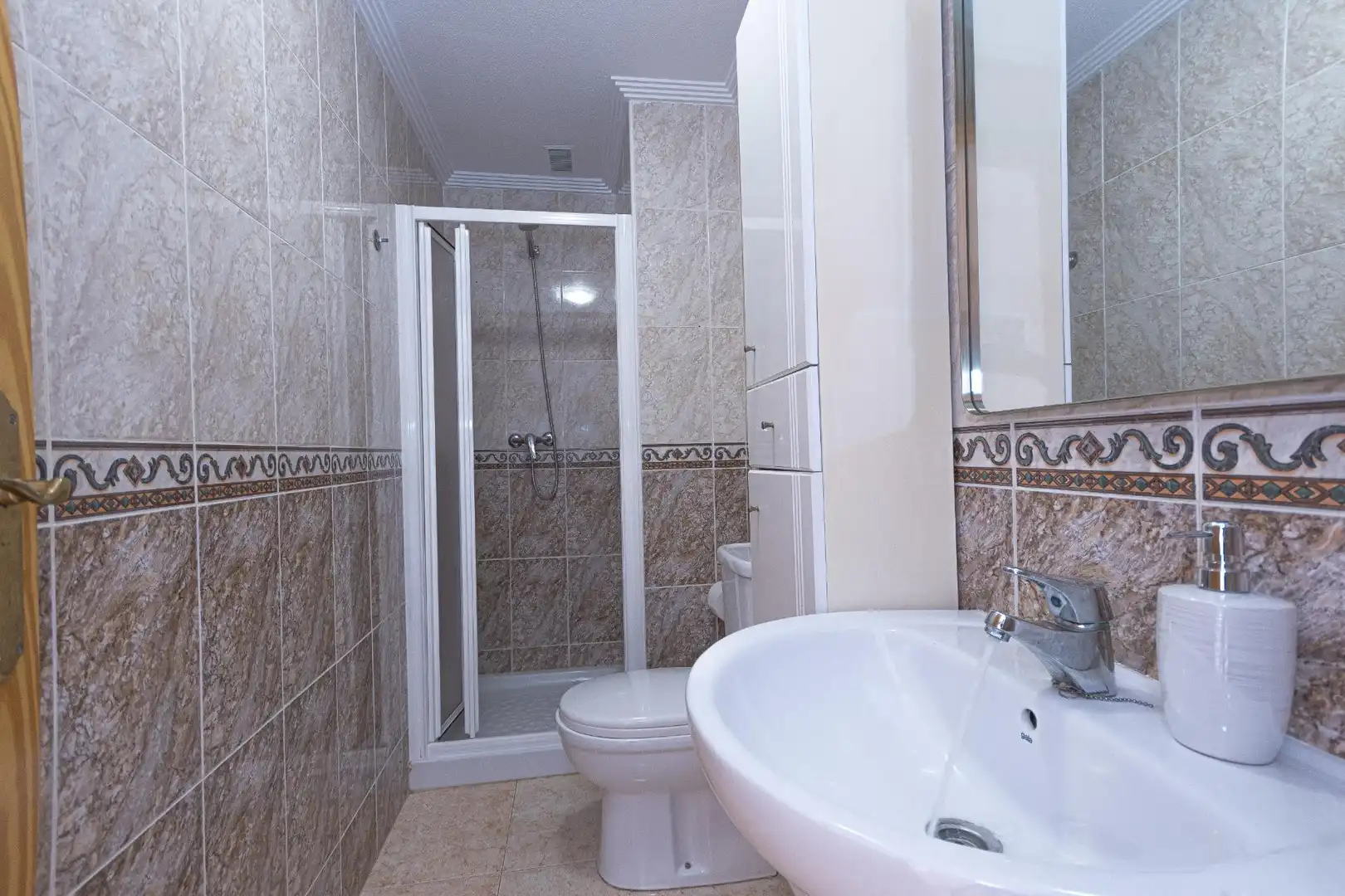 Bany de Apartament de lloguer en Torrevieja amb Aire condicionat, Jardí privat i Terrassa