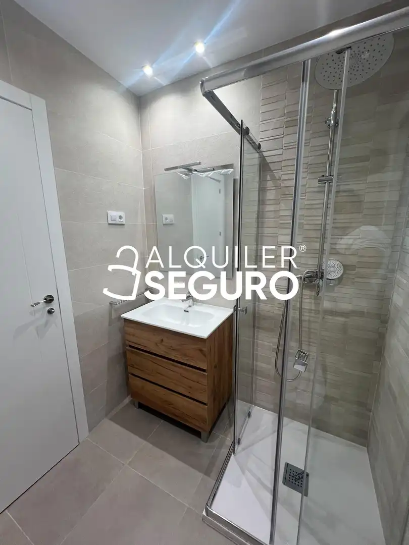 Baño de Piso de alquiler en Alcobendas con Aire acondicionado, Calefacción y Terraza