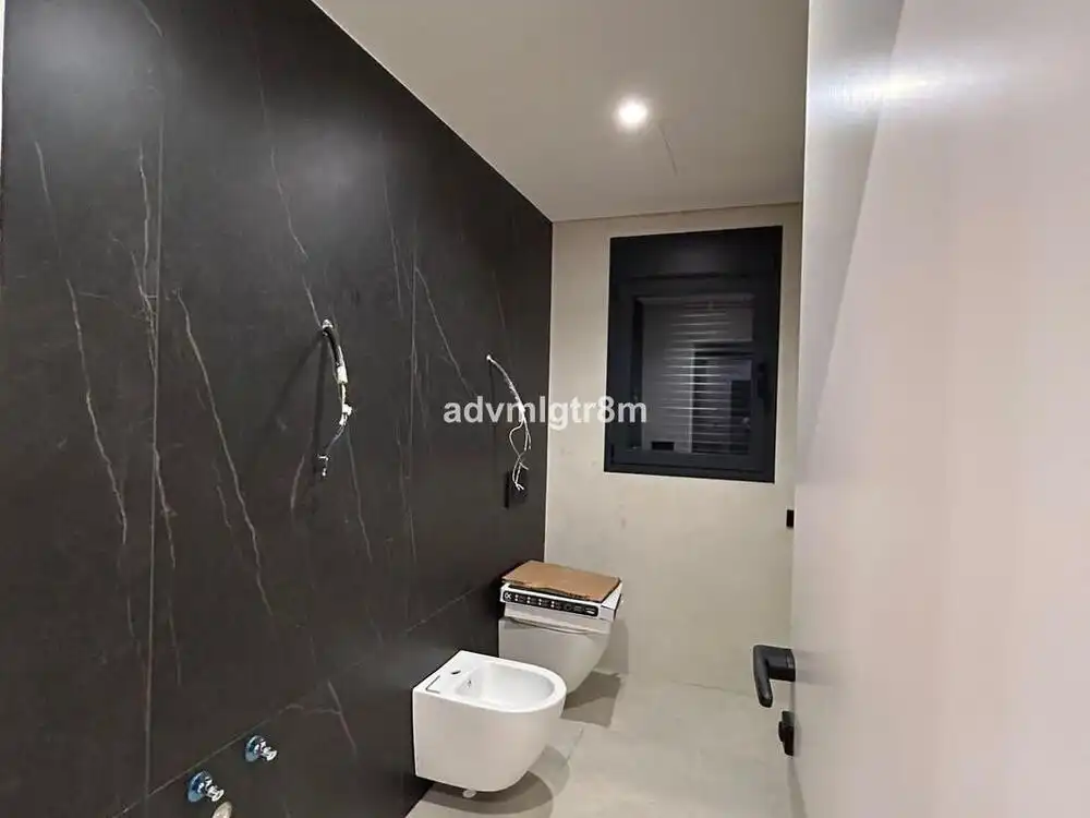 Bany de Casa o xalet en venda en Marbella amb Aire condicionat, Jardí privat i Terrassa