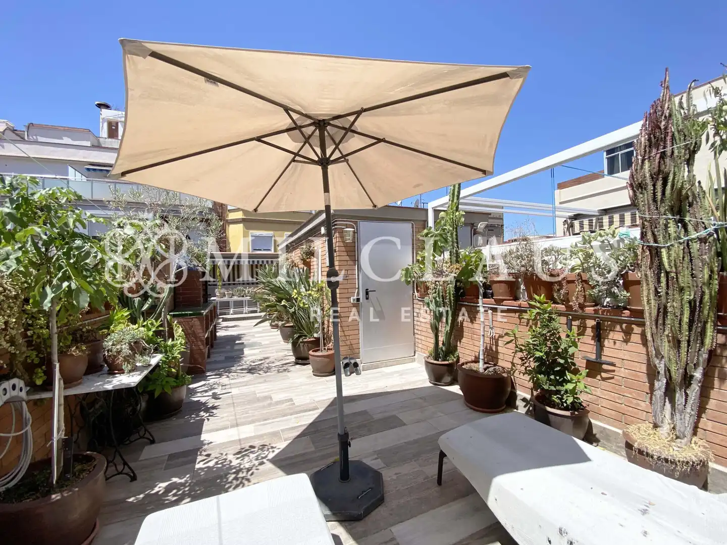 Terrasse von Einfamilien-Reihenhaus zum Verkauf in L'Hospitalet de Llobregat mit Klimaanlage, Heizung und Parkett