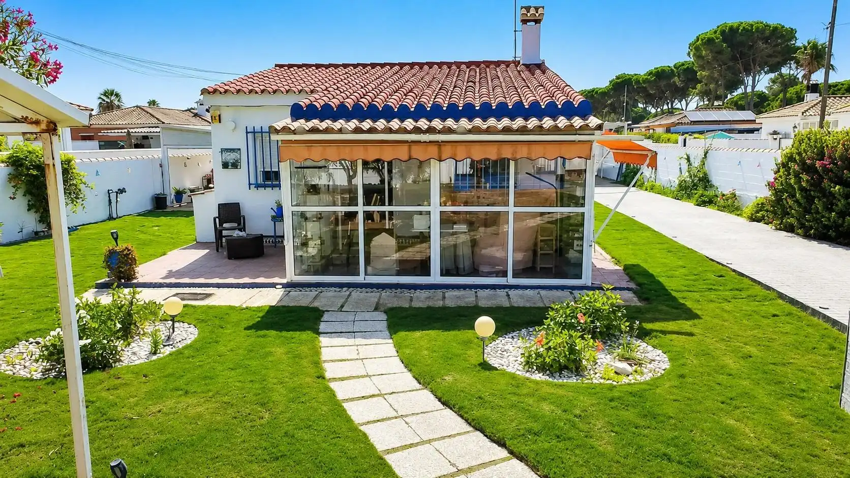 Vista exterior de Casa o chalet en venta en Chiclana de la Frontera con Jardín privado, Trastero y Piscina