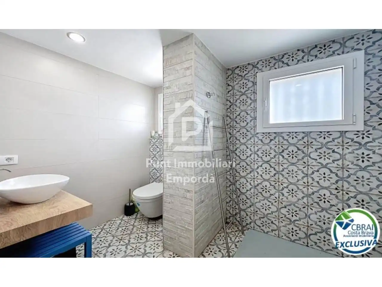 Bany de Apartament en venda en Roses amb Parquet, Terrassa i Moblat
