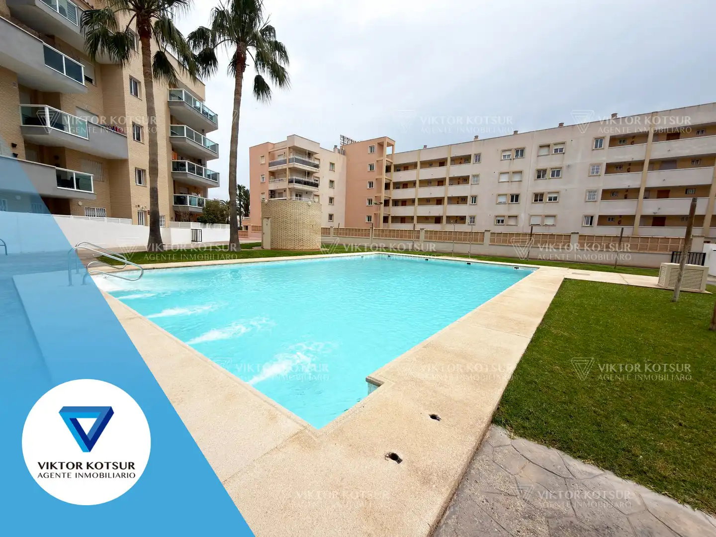 Piscina de Pis en venda en Roquetas de Mar amb Aire condicionat, Terrassa i Moblat