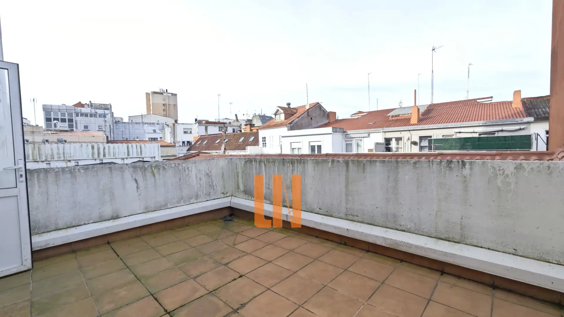 Terrassa de Oficina en venda en A Coruña Capital  amb Terrassa i Internet