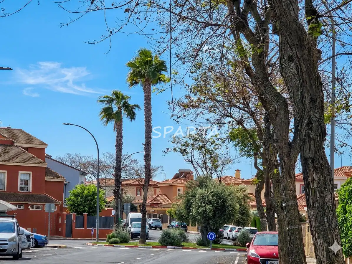 Vista exterior de Casa adosada en venta en Espartinas con Balcón